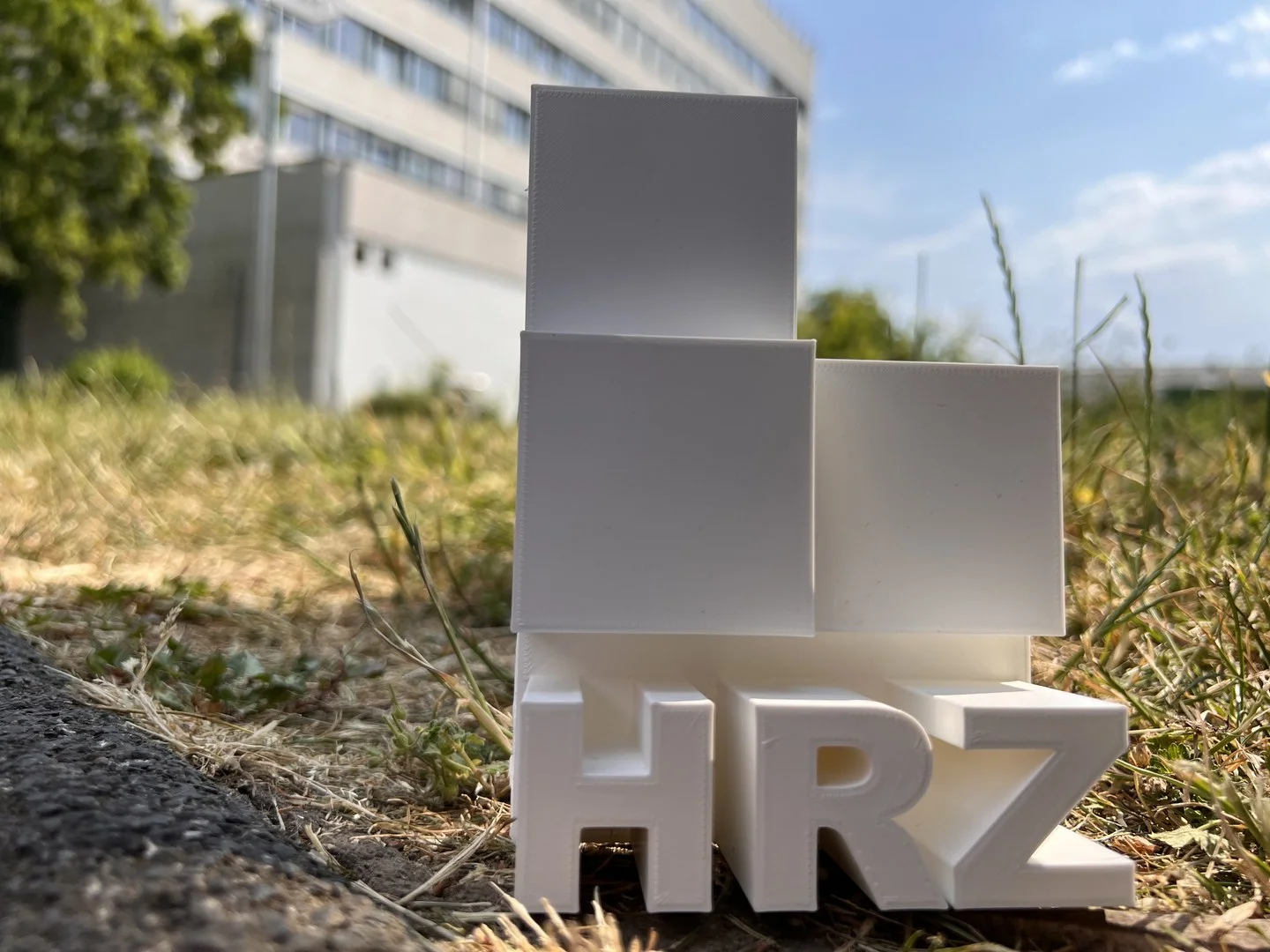 HRZ Betriebsausflug 2023 - HRZ Logo 3D-Druck vor HRZ Gebäude.
